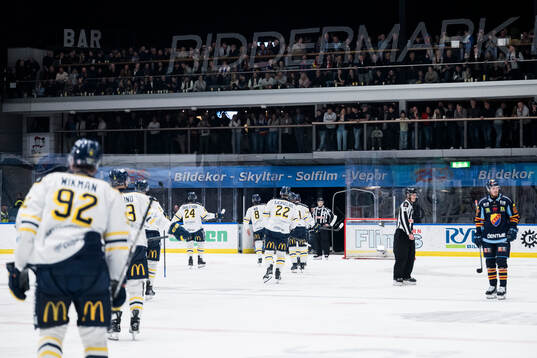 Spelarna lämnar isen vid ett spelavbrott