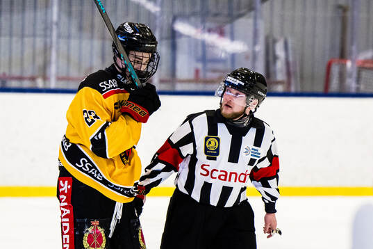 Huvuddomare Filip Bohm med Luleås Måns Josbrant