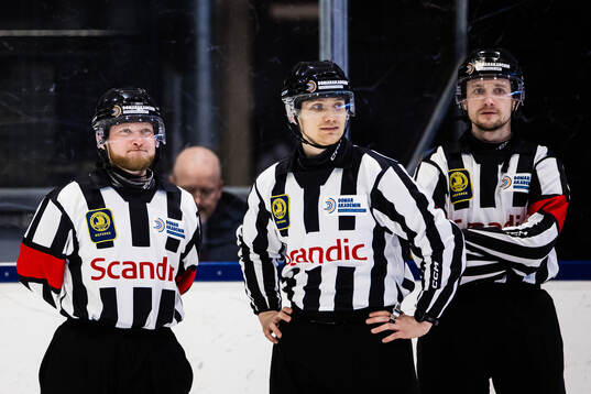 Huvuddomare Filip Bohm (v) och Edvard Lindström (h) med