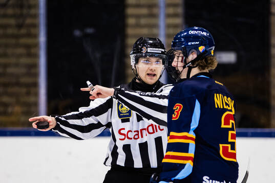 Linjedomare i samtal med Djurgårdens Eric Nilson