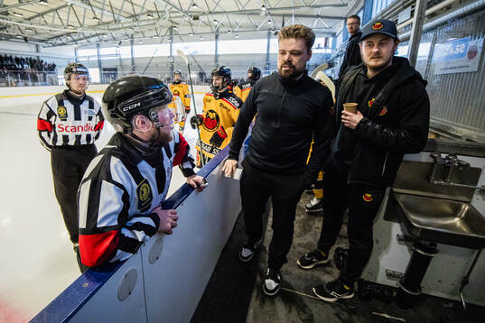 Huvuddomare Filip Bohm i samtal med Luleås tränare Niclas