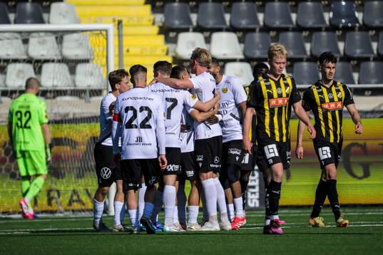 Mjällbys Nicklas Røjkjær jublar med lagkamrater