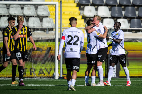 Mjällbys Nicklas Røjkjær jublar med lagkamrater