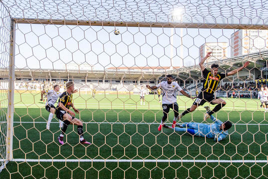 Mjällbys Abdullah Iqbal och målvakt Noel Törnqvist