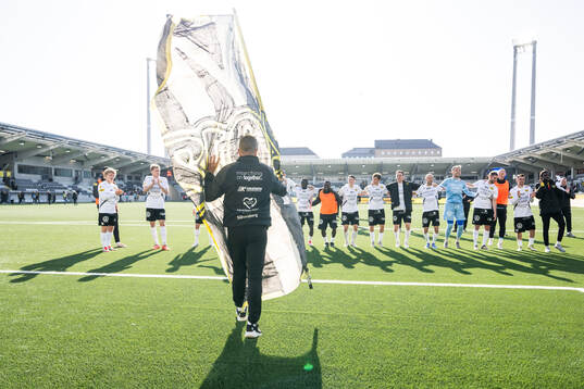 Mjällbys tränare Anders Torstensson hämtar en flagga