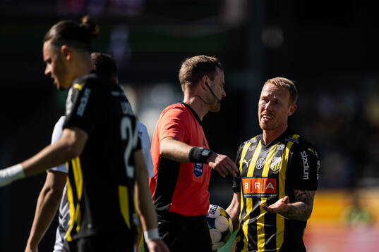 Häckens Mikkel Rygaard Jensen reagerar mot domare Richard