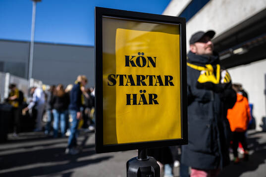 En skylt som visar var kioskkön börjar