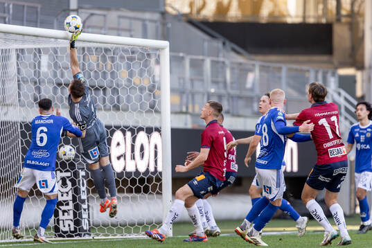 GIF Sundsvalls målvakt Jonas Olsson räddar