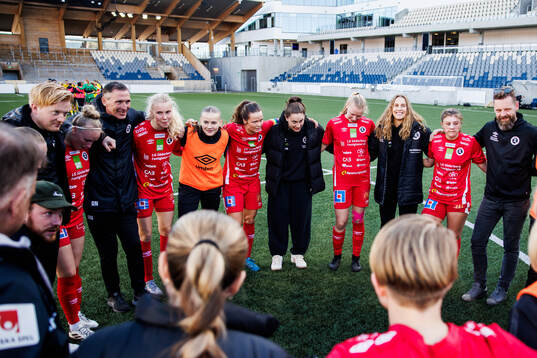 KIF Örebros spelare jublar