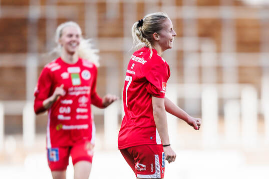 KIF Örebros Demi Pierre jublar