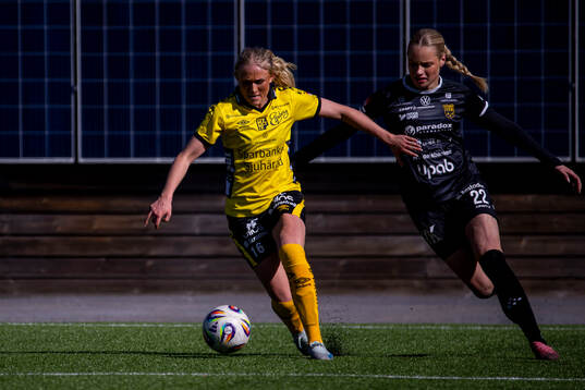 Elfsborgs Emilia Bengtsson och Umeås Tyra Eriksén