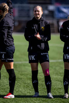 Umeås Julia Holmgren innan fotbollsmatchen i Elitettan