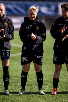 Umeås Anni Miettunen innan fotbollsmatchen i Elitettan