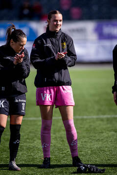 Umeås målvakt Maja Holm Baun innan fotbollsmatchen i