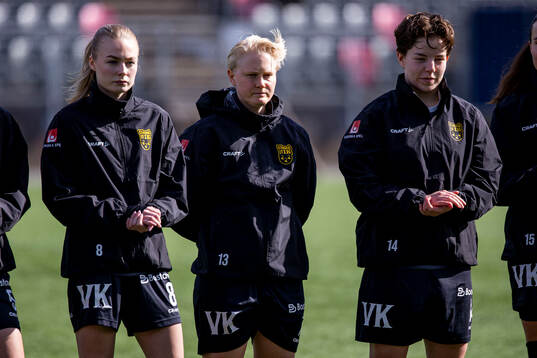 Umeås Anni Miettunen innan fotbollsmatchen i Elitettan