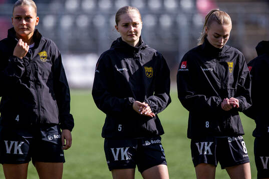 Umeås Julia Holmgren innan fotbollsmatchen i Elitettan
