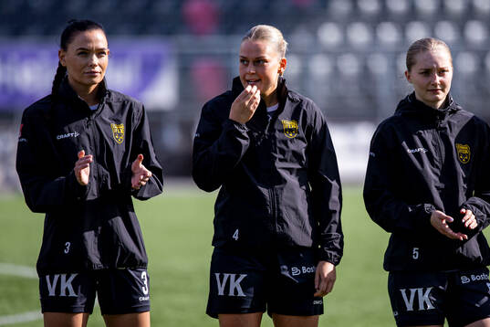 Umeås Emma Becker innan fotbollsmatchen i Elitettan mellan