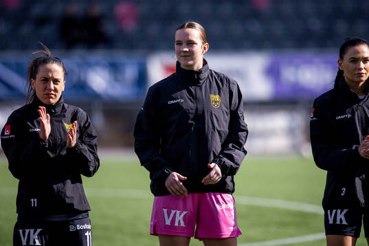 Umeås målvakt Maja Holm Baun innan fotbollsmatchen i