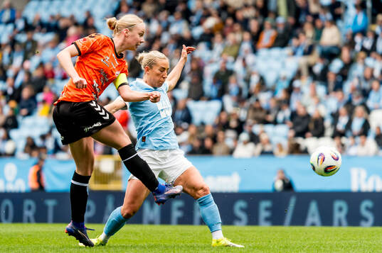 Kristianstads Katla Tryggvadottir och Malmö FFs Mia Persson
