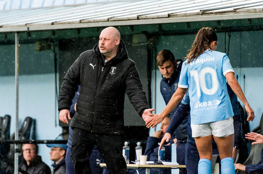 Malmö FFs tränare Jonas Valfridsson och Isabella D'Aquila