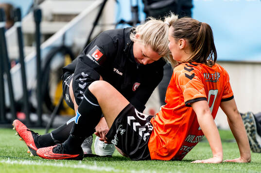 Kristianstads Alice Nilsson får vård av medicinsk personal