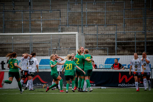 Team TGs Emma Widesjö för 2-2 och jublar