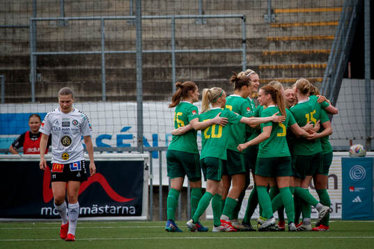 Team TGs Emma Widesjö för 2-2 och jublar och Örebro SKs