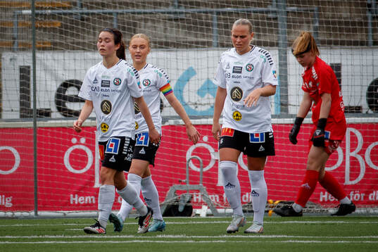 Örebro SKs Agnes Hedman, Molly Wiklander och målvakt