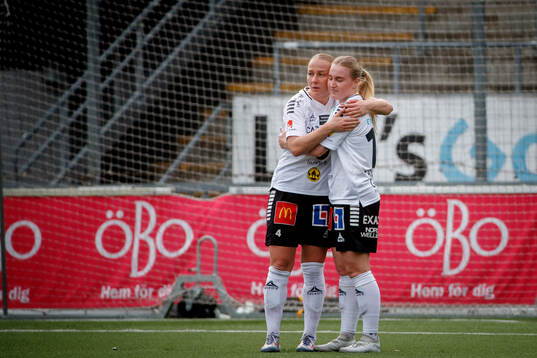 Örebro SKs Alva Hed och Nora Törngren deppar