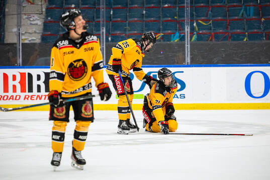 Luleås Tsimafej Tuzin och Jakob Ihs-Wozniak deppar