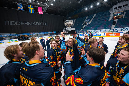 Djurgårdens Eric Nilson jublar med pokalen