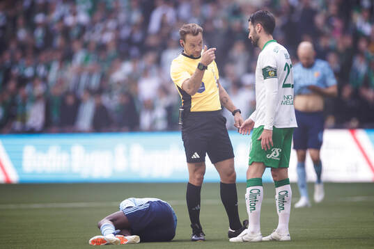 Hammarbys Nahir Besara och domare Kristoffer Karlsson