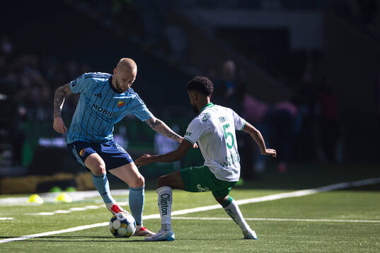 Djurgårdens Adam Ståhl och Hammarbys Tesfaldet Tekie