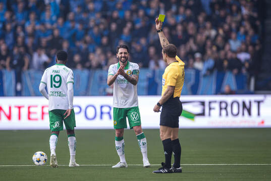 Hammarbys Nahir Besara reagerar på domare Kristoffer