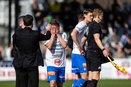 Värnamos Carl Johansson deppar när han byts ut