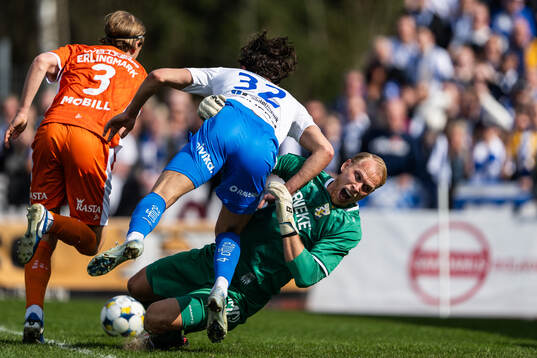 IFK Göteborgs August Erlingmark och målvakt Pontus