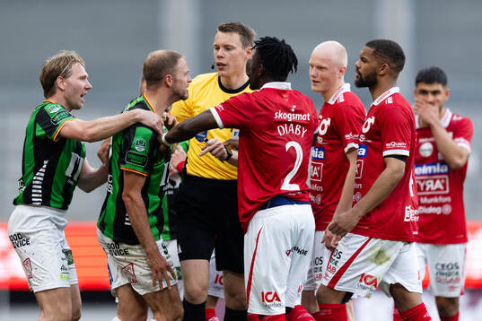 GAIS Gustav Lundgren och Degerfors Leon Hien i diskussion