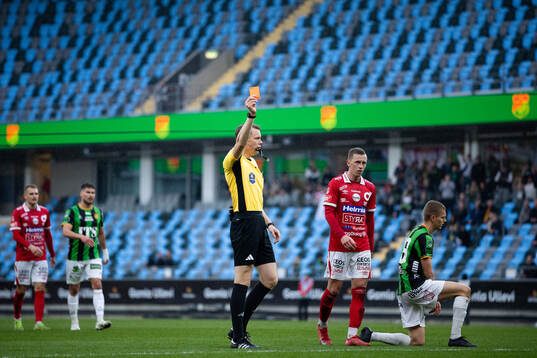 Domare Oscar Johnson delar ut ett rött kort till Degerfors
