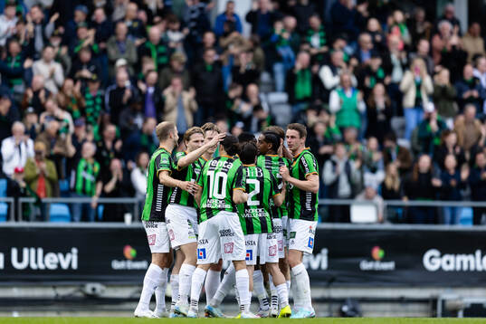GAIS Axel Henriksson jublar med lagkamrater