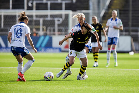 AIKs Haruna Tabata och IFK Norrköpings Samantha Cary