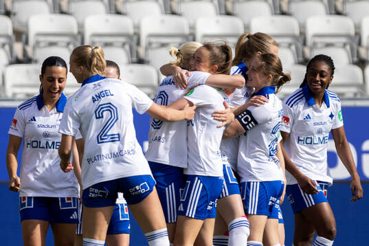 IFK Norrköpings Svea Rehnberg jublar med lagkamrater