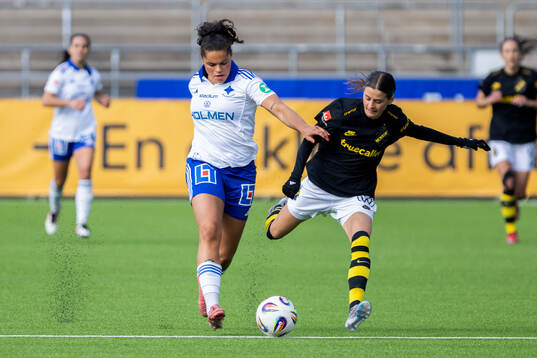 IFK Norrköpings Jada Conijnenberg och AIKs Signe Carstens