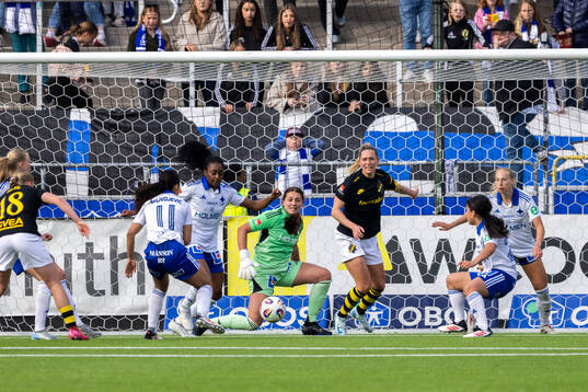 IFK Norrköpings Maya Aliyah Antoine och målvakt Caroline