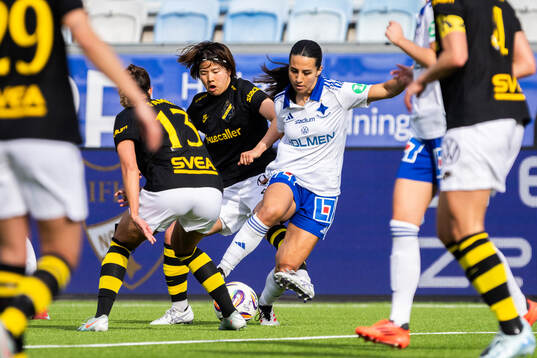 AIKs Haruna Tabata och IFK Norrköpings Vesna Milivojevic