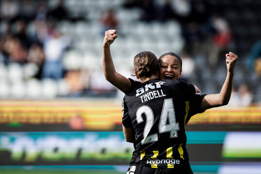 Häckens Felicia Schröder och Tabby Tindell jublar