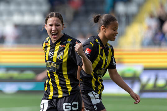 Häckens Tabby Tindell jublar