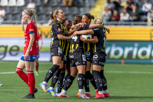 Häckens Felicia Schröder och Elin Rubensson jublar