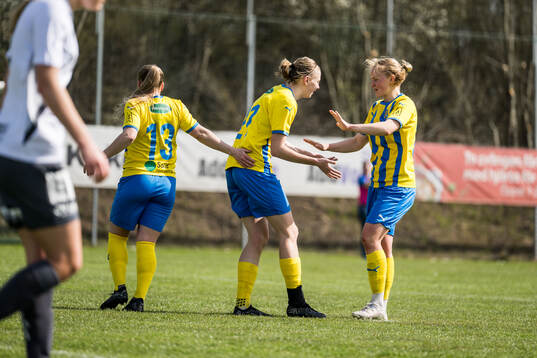 Eskilsminnes Julia Hammons och Veronika Henriksson jublar