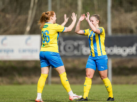 Eskilsminnes Hanna Johansson och Julia Nyberg Spets jublar
