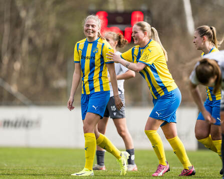 Eskilsminnes Johanna Olsson och Saga Hagman jublar